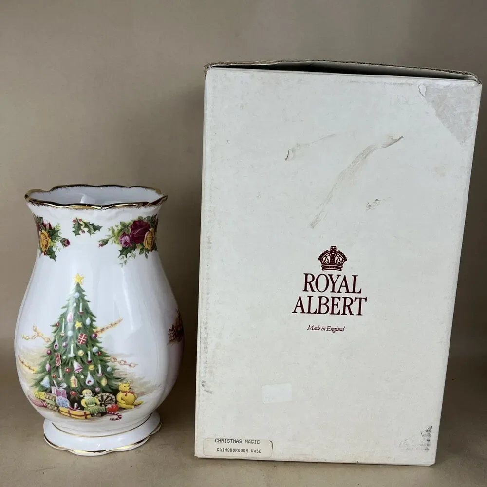 Royal Albert Old Country Roses Christmas Magic Gainsborough‎ Vase 6 5/8” W/ Box